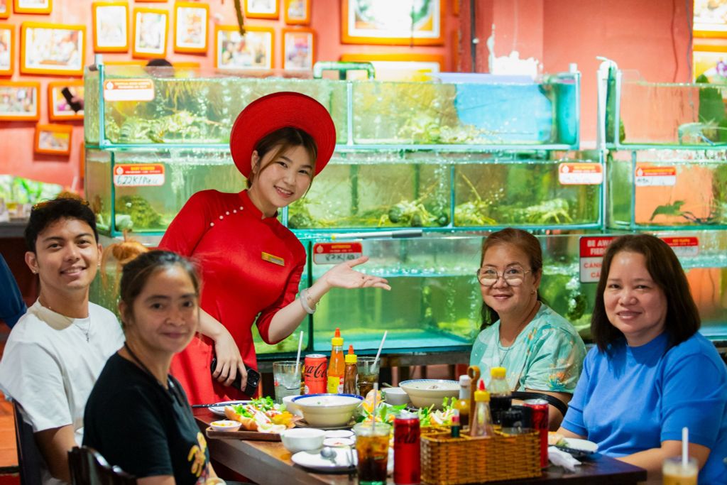 Why Do Many Guests Return to Dai Viet Instead of Trying New Restaurants in District 1?