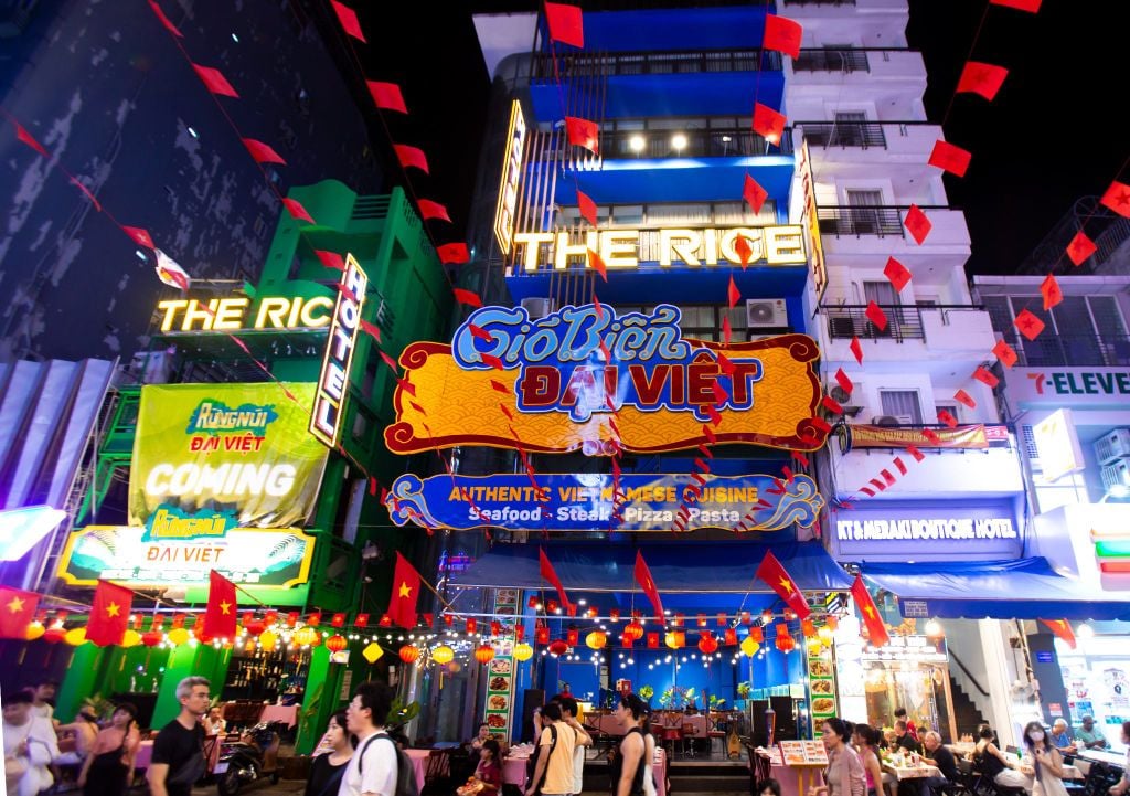 Gio Bien Seafood Restaurant on Bui Vien Walking Street – Experience Fine Dining in Elegant VIP Rooms