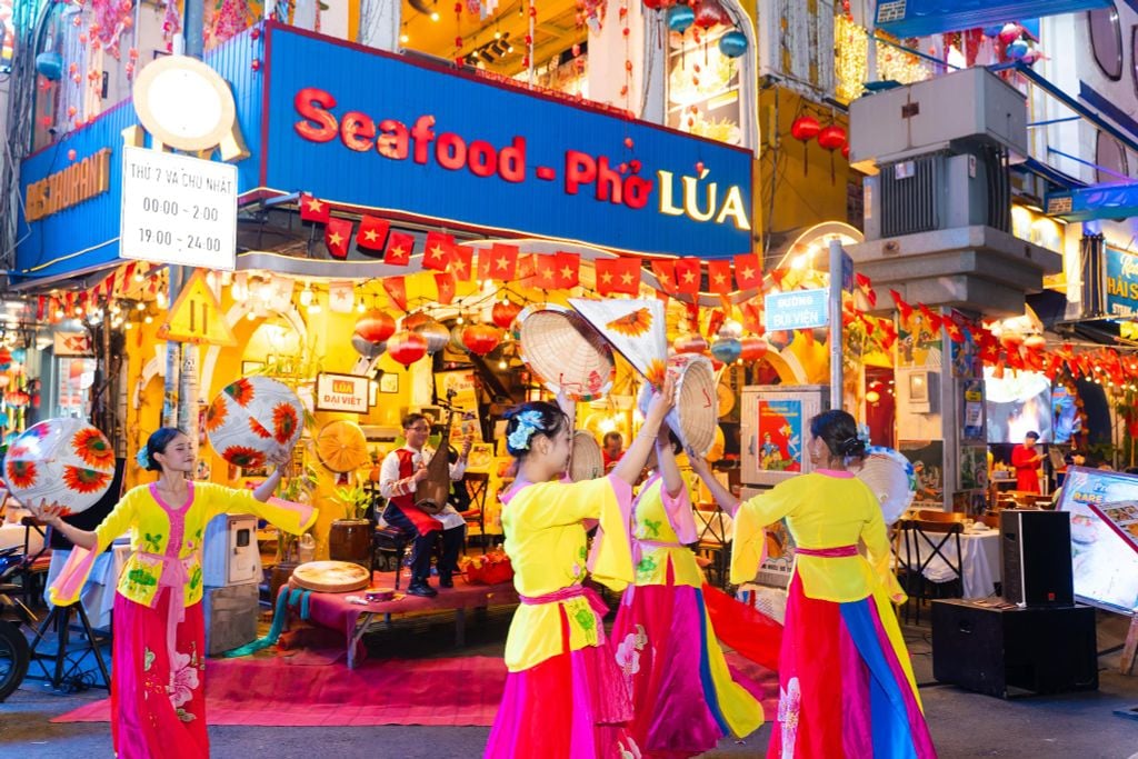 Top Restaurants to Try When Visiting Bui Vien Walking Street, District 1 – Lua Dai Viet