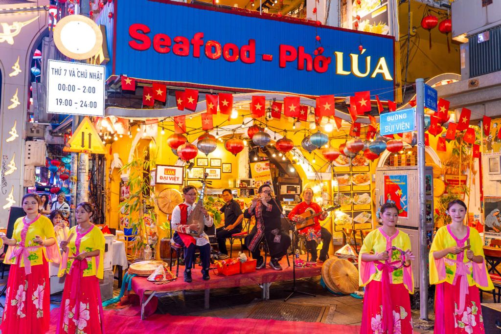 What to Eat in District 1? Enjoy Fresh Seafood at Dai Viet Restaurant