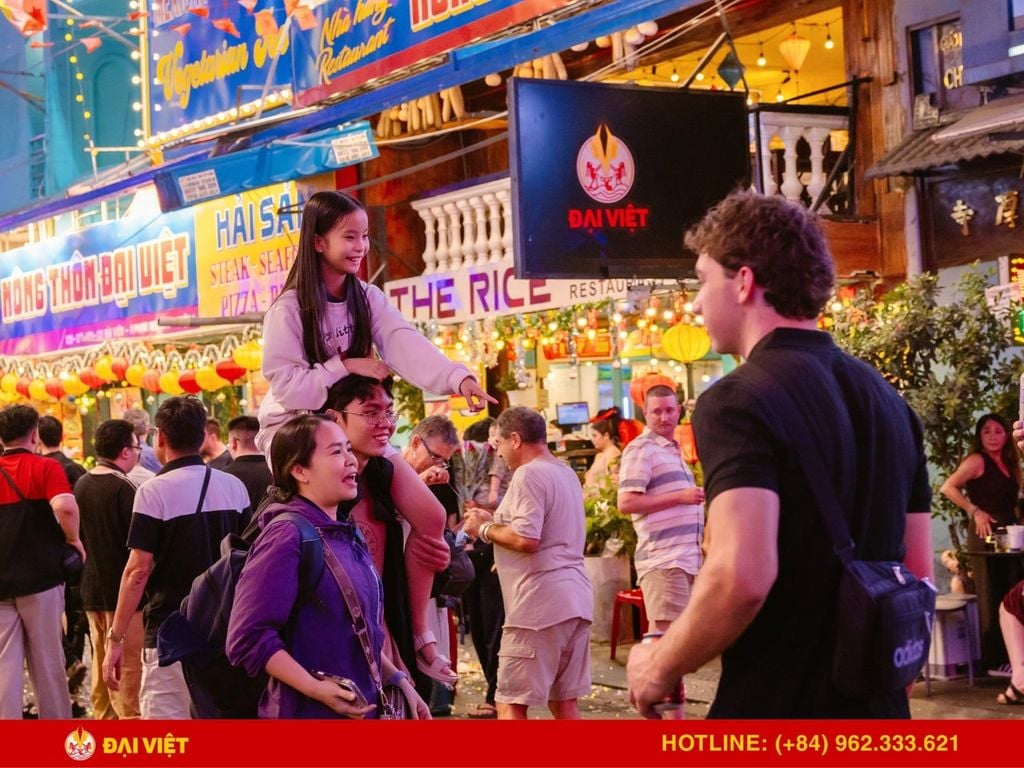 Nightlife Food Saigon: Best Late-Night Eats in District 1
