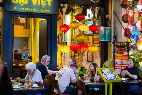 Du Lịch Sài Gòn Lần Đầu, Ăn Ở Đâu Cho Dễ Chọn Mà Tiện Lợi? Giải Pháp Tại Nhà Hàng Quận 1 Đại Việt