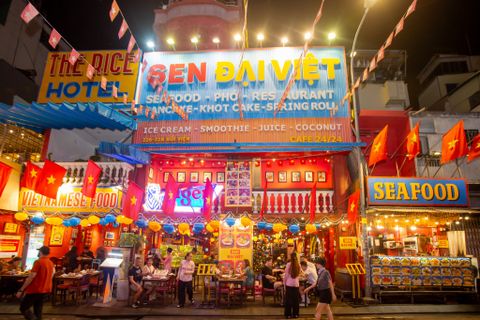 Sài Gòn Ăn Gì? Khám Phá Nhà Hàng Hải Sản Tươi Sống Ngay Trung Tâm Quận 1 – Sen Đại Việt