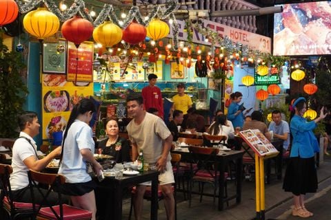 Thưởng Thức Hải Sản Quận 1 Ở Đâu Ngon? Khám Phá Ngay Nhà Hàng Nông Thôn Đại Việt