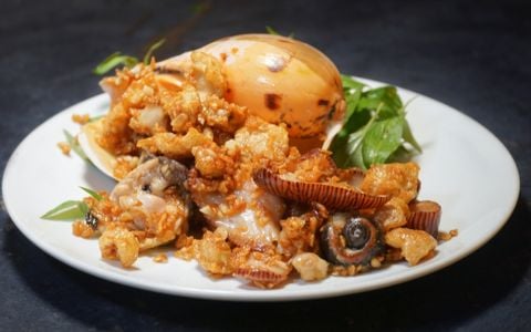 Thưởng thức Ốc giác vàng tươi ngon tại Cua Đại Việt – Trải nghiệm ẩm thực khó quên