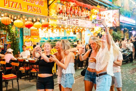 Quốc Tế Phụ Nữ 8/3 Nên Đi Đâu Ở Sài Gòn? Gợi Ý Điểm Vui Chơi – Ăn Uống – Nghỉ Ngơi Trọn Vẹn Tại Phố Tây Bùi Viện