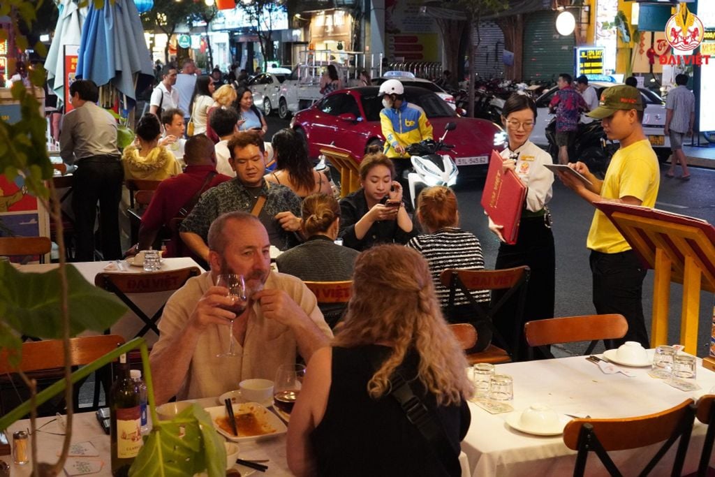 Dai Viet District 1 Restaurant – A Convenient Dining Solution for Travelers in Central Saigon