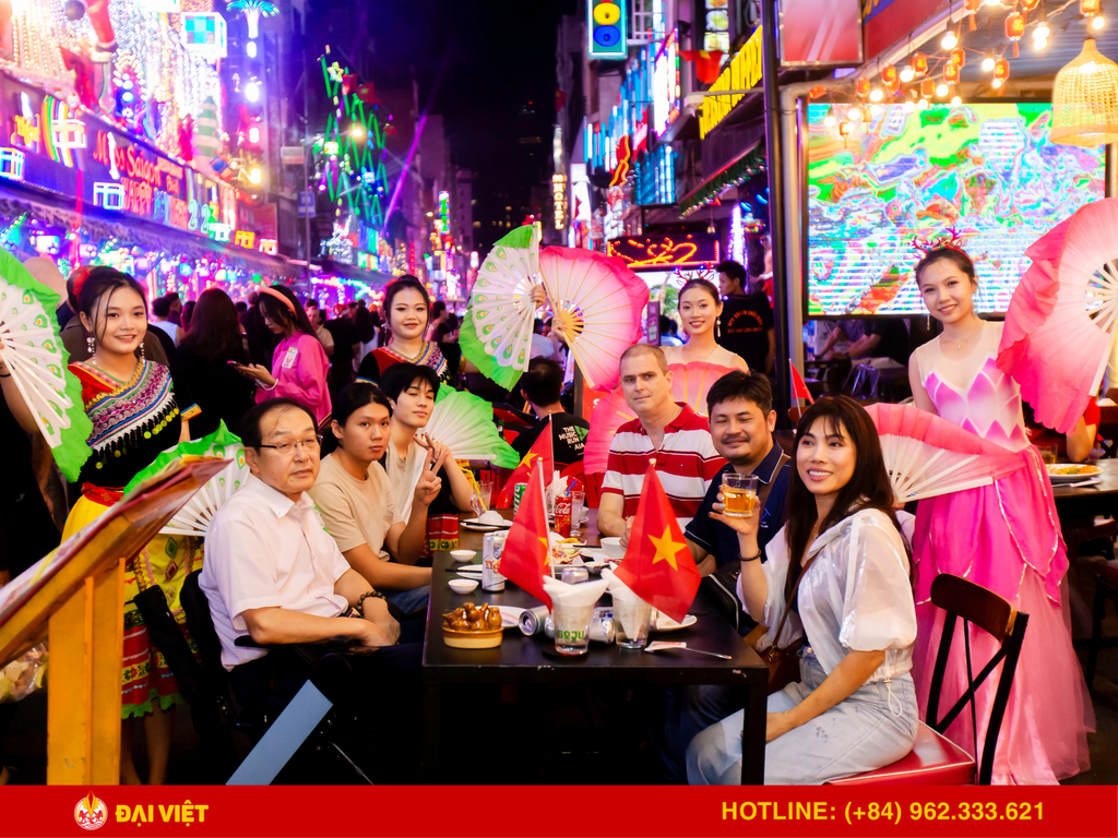 Late Night Dining in District 1: Fresh Seafood 24/7 at Dai Viet Restaurant on Bui Vien Street