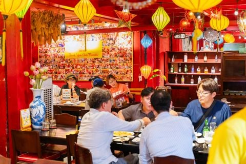 Nhà Hàng Ngon Quận 1 – Trải Nghiệm Hải Sản Tươi Sống Tại Nhà Hàng Sen Đại Việt