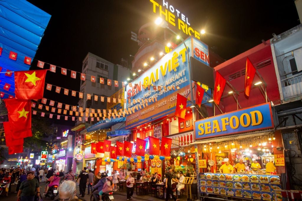 Famous District 1 Restaurant for Fresh Live Seafood – Sen Dai Viet 226 Bui Vien