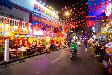 What to Eat in Saigon? Discover Fresh Seafood in the Heart of District 1 – Sen Dai Viet Restaurant