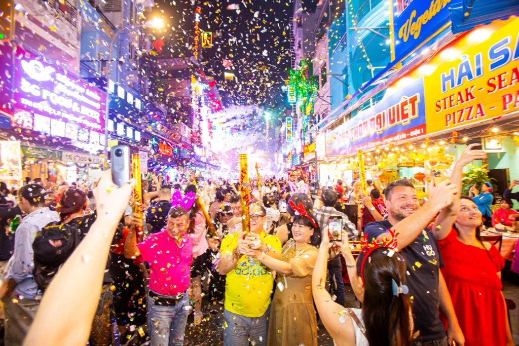 Tết Tây 2026 – Không Khí Lễ Hội Sôi Động Tại Thành Phố Hồ Chí Minh