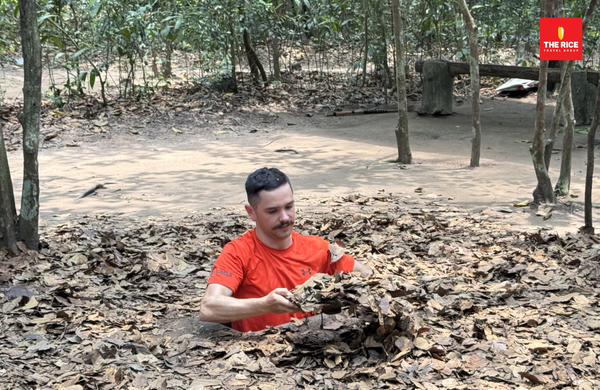 Du khách nên mặc đồ thoải mái để dễ dàng chui hầm
