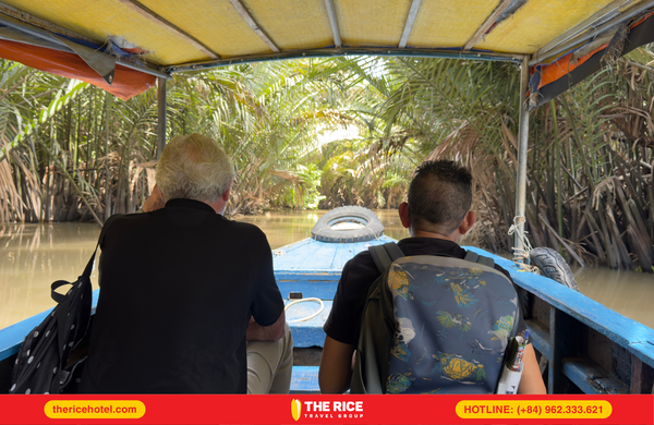 Hướng dẫn viên của The Rice Travel Group luôn đồng hành cùng du khách trên mọi hành trình