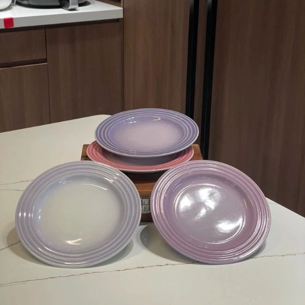Set 4 đĩa Le Creuset 17cm - Màu Tím&nbsp;Kích thước lớn cũng có thể được sử dụng để đựng các món ăn chính, giúp bạn dễ dàng sử dụng bát đĩa.