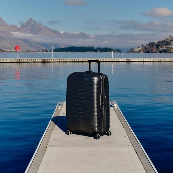 Vali Samsonite Proxis Màu Đen  Khóa TSA – Bảo mật tuyệt đối cho chuyến du lịch Hoa Kỳ