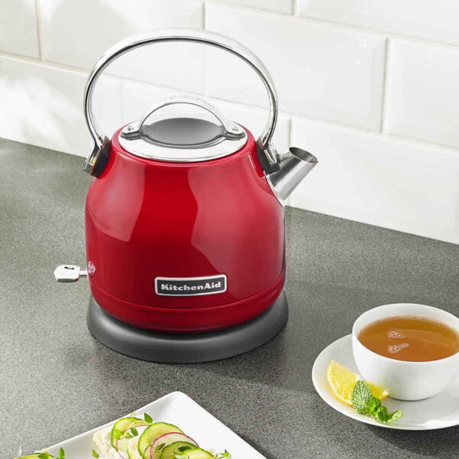 Hãy chuẩn bị những thức uống nóng yêu thích của bạn với&nbsp;Ấm siêu tốc KitchenAid KEK1222ER&nbsp;dung tích 1,25 lít bằng thép không gỉ này!