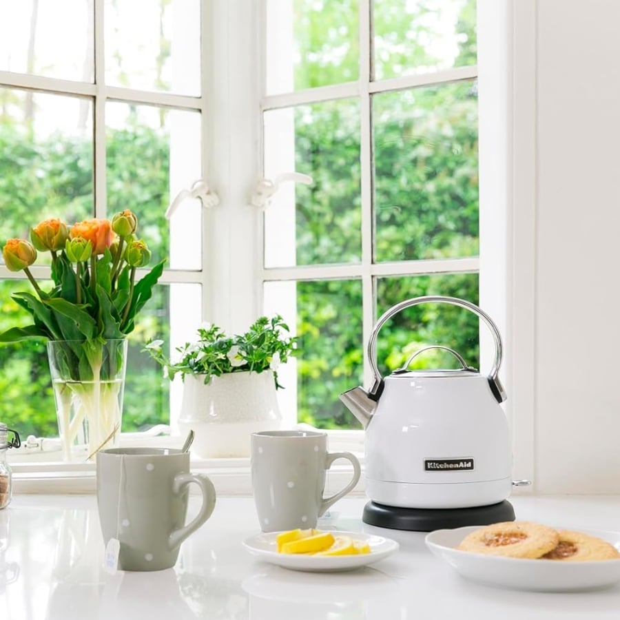 Ấm siêu tốc KitchenAid KEK1222ER 1.25L Thân máy bằng thép không gỉ bền chắc với tay cầm bằng nhôm.
