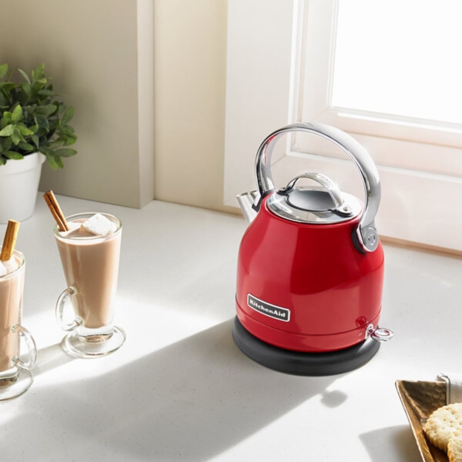 Ấm siêu tốc KitchenAid KEK1222ER 1.25L Thân máy bằng thép không gỉ bền chắc với tay cầm bằng nhôm.