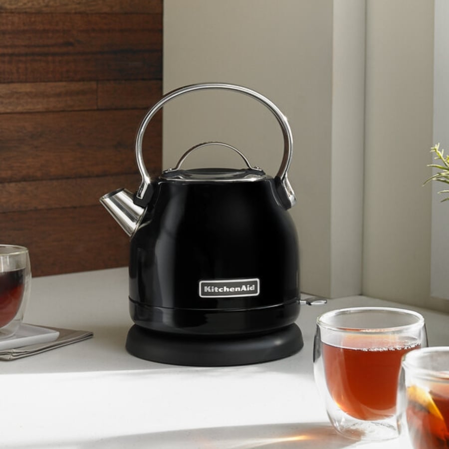 Ấm siêu tốc KitchenAid KEK1222ER 1.25L Thân máy bằng thép không gỉ bền chắc với tay cầm bằng nhôm.