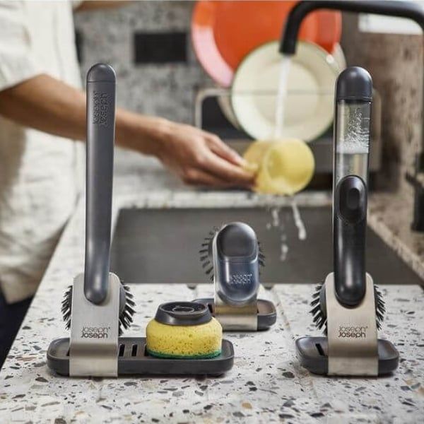 Rửa chén bát như đầu bếp chuyên nghiệp với bàn chải rửa chén cầm tay có giá đỡ và bình đựng xà phòng Joseph Joseph SinkTech cải tiến