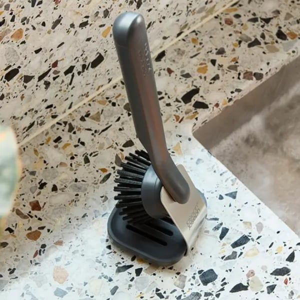 Bàn chải rửa chén Joseph Joseph 012859&nbsp;SinkTech Lông bàn chải bền chắc, chống bám bẩn, giúp làm sạch hiệu quả.