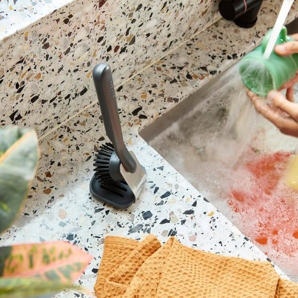 Bàn chải rửa chén&nbsp;Joseph Joseph 012859 SinkTech kèm giá đỡ bằng thép
