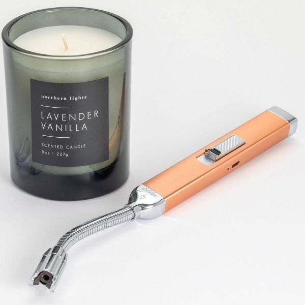 Bật lửa nến sạc điện Zippo có cấu trúc kim loại chắc chắn với cổ linh hoạt.