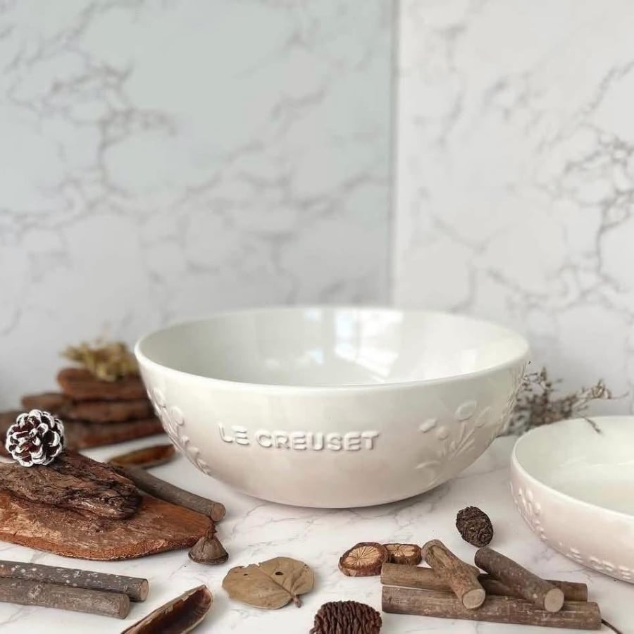 Tô Jardin Le Creuset 25cm, hoa văn nổi tinh xảo ôm trọn sắc màu dịu dàng như gom cả mùa xuân vào gian bếp