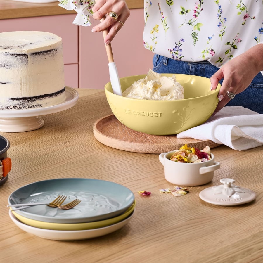 Tô Jardin Le Creuset 25cm, hoa văn nổi tinh xảo ôm trọn sắc màu dịu dàng như gom cả mùa xuân vào gian bếp