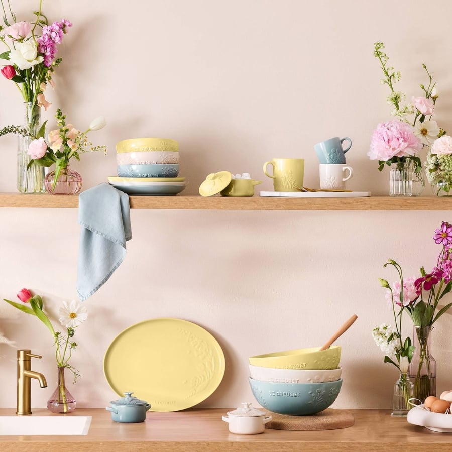 Tô Jardin Le Creuset 25cm, hoa văn nổi tinh xảo ôm trọn sắc màu dịu dàng như gom cả mùa xuân vào gian bếp