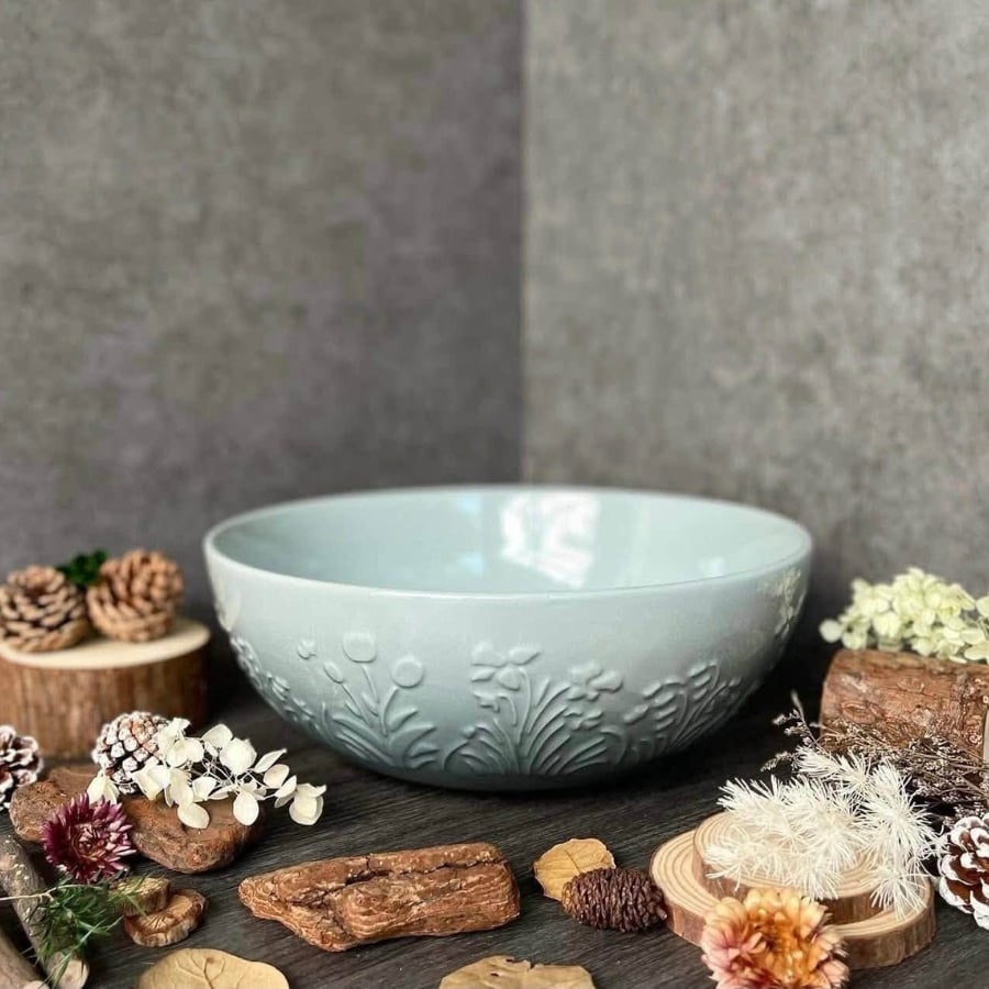 Tô Jardin Le Creuset 25cm, hoa văn nổi tinh xảo ôm trọn sắc màu dịu dàng như gom cả mùa xuân vào gian bếp