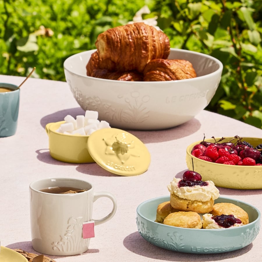 Tô Jardin Le Creuset 25cm, hoa văn nổi tinh xảo ôm trọn sắc màu dịu dàng như gom cả mùa xuân vào gian bếp