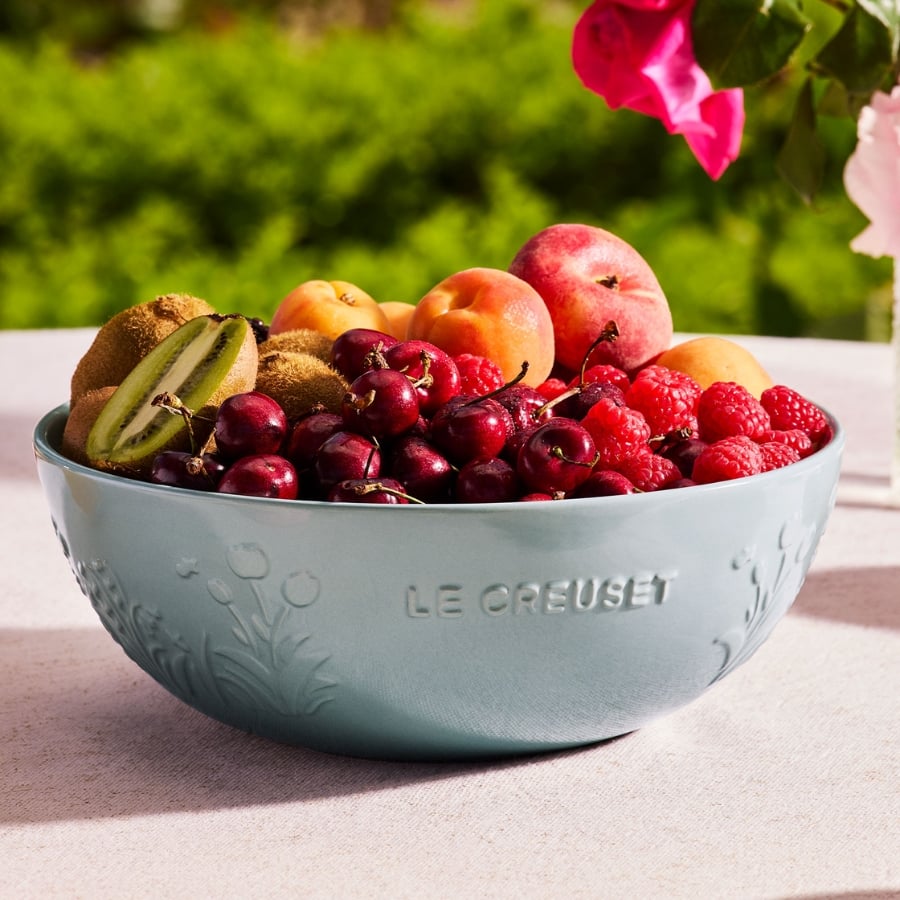 Bát sứ Le Creuset La Collection Jardin 25cm 3.6L Luôn đạt tiêu chuẩn cao: đồ gốm tráng men của chúng tôi có khả năng chống trầy xước và dễ dàng vệ sinh.