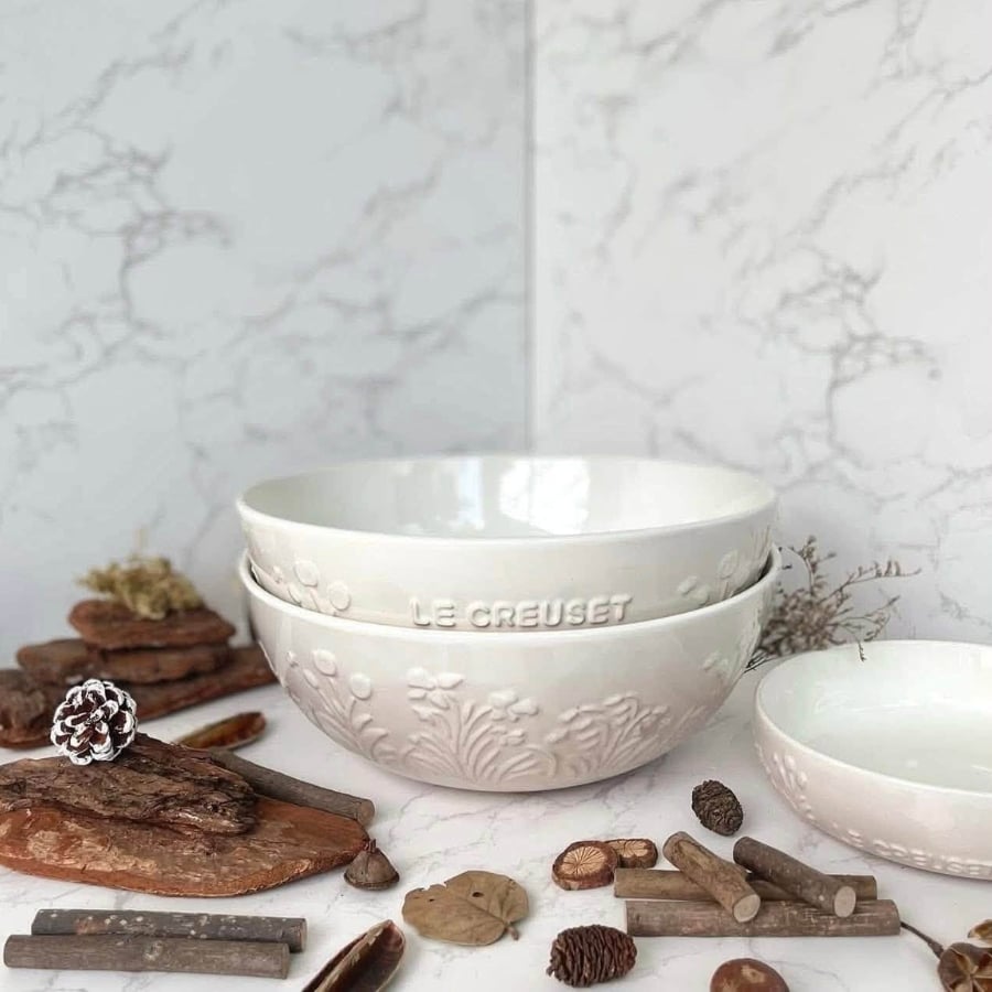 Tô Jardin Le Creuset 25cm, hoa văn nổi tinh xảo ôm trọn sắc màu dịu dàng như gom cả mùa xuân vào gian bếp