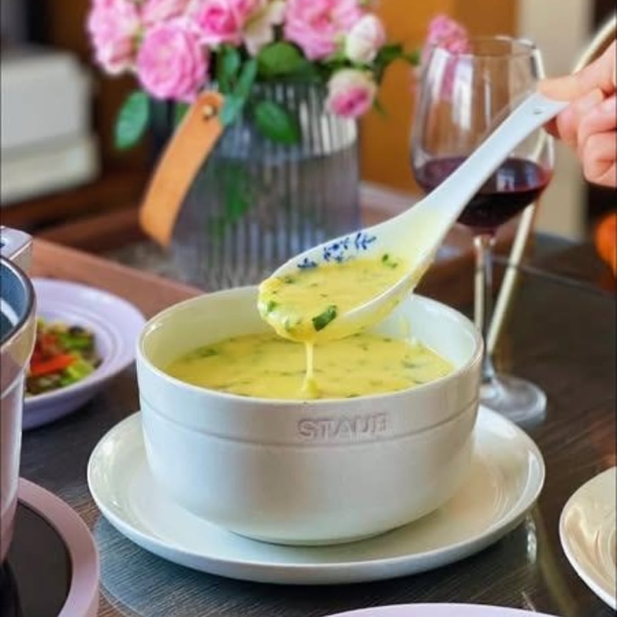 Bát tô Staub 17cm với đường kính 17 cm và thiết kế trang nhã, vượt thời gian, bát sứ Staub là vật dụng thiết thực cho việc sử dụng hàng ngày trong nhà bếp.