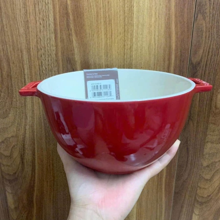 Bát tô Staub 18cm 2 quai đựng salad bằng gốm sứ 18cm/ 25cm Lớp phủ dễ lau chùi. Thiết kế tay cầm kép giúp dễ dàng sử dụng.