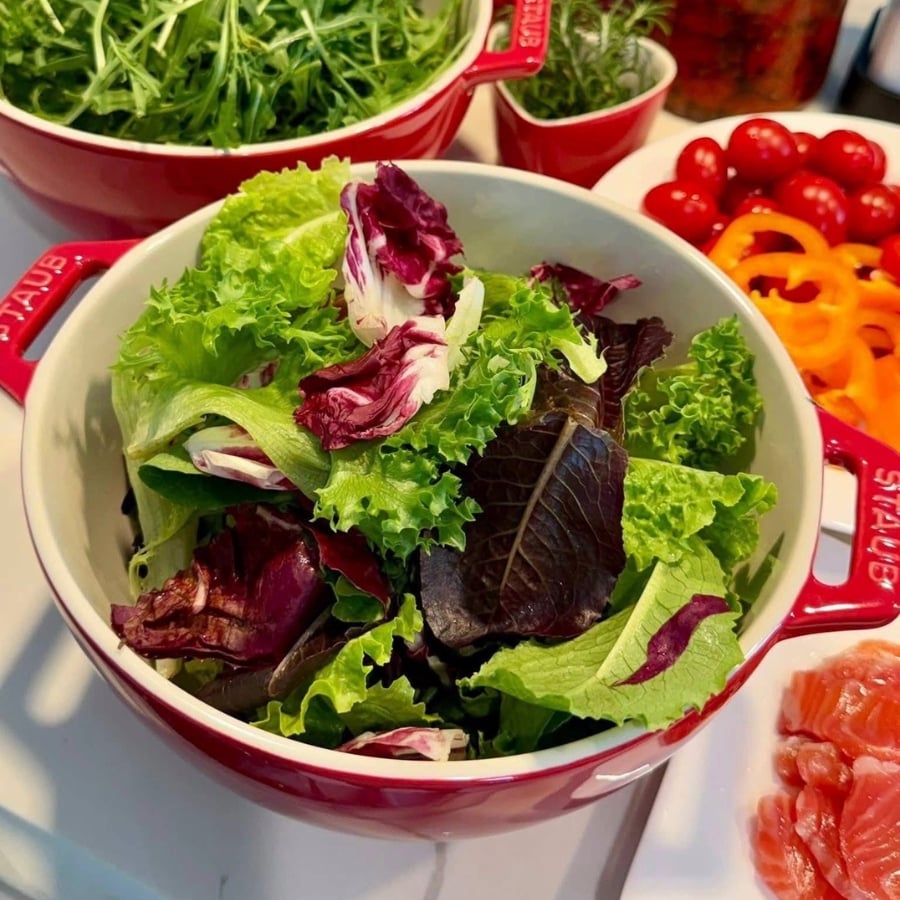 Bát tô Staub 18cm 2 quai đựng salad bằng gốm sứ 18cm/ 25cm Lớp phủ dễ lau chùi. Thiết kế tay cầm kép giúp dễ dàng sử dụng.
