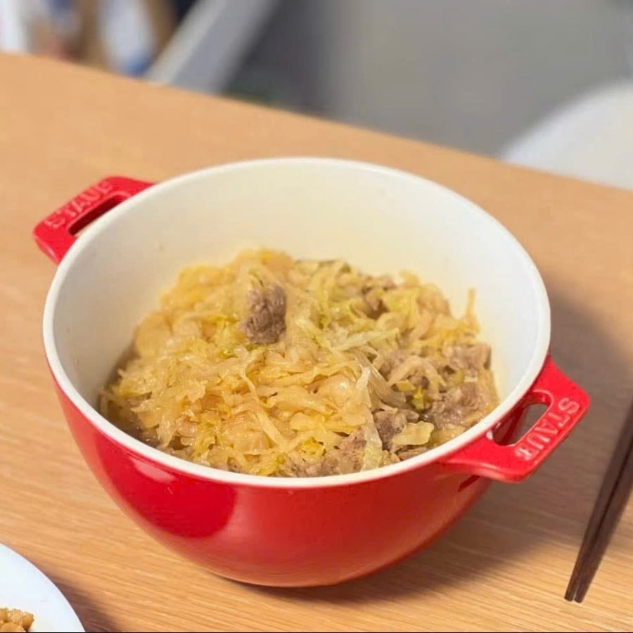 Bát tô Staub 18cm 2 quai đựng salad bằng gốm sứ 18cm/ 25cm Lớp phủ dễ lau chùi. Thiết kế tay cầm kép giúp dễ dàng sử dụng.