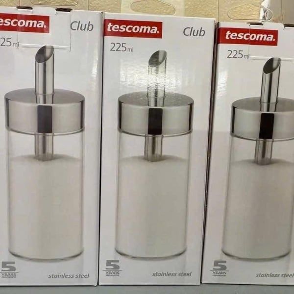 Nhiều hộp sản phẩm Tescoma Club 225ml trưng bày tại cửa hàng