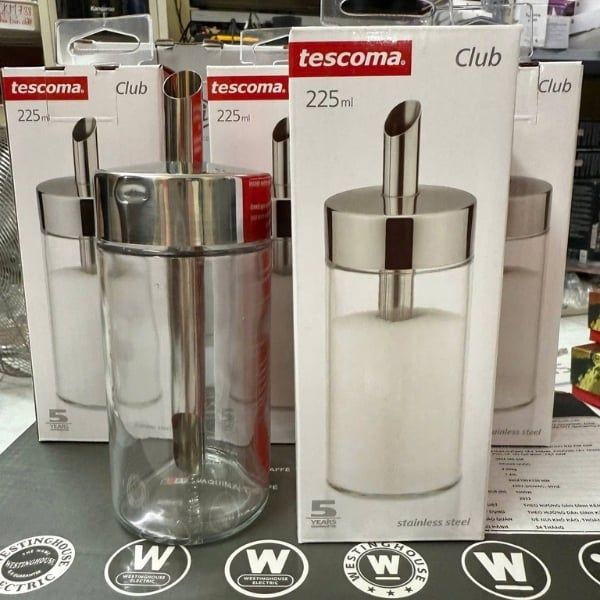 Trưng bày nhiều bình đựng đường Tescoma Club 225ml cùng hộp sản phẩm tại quầy hàng