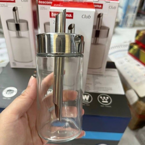 Cận cảnh bình đựng gia vị Tescoma Club 225ml bằng thép không gỉ và thủy tinh, cầm vừa tay