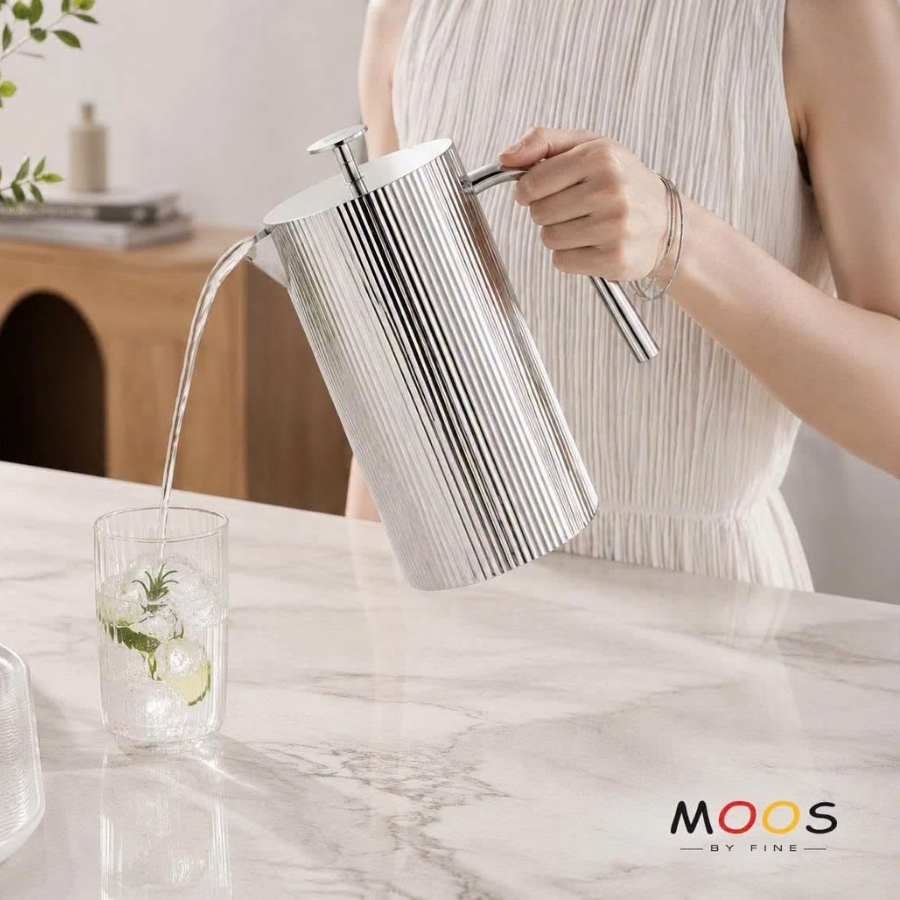 Bề mặt có rãnh đặc trưng và trang nhã của Bình đựng nước Moos 1.5L này mang đến nét Art Deco không thể nhầm lẫn cho bàn ăn.