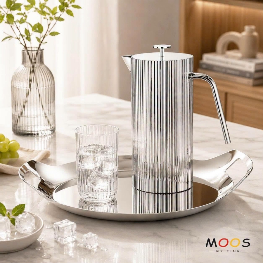 Bề mặt có rãnh đặc trưng và trang nhã của Bình đựng nước Moos 1.5L này mang đến nét Art Deco không thể nhầm lẫn cho bàn ăn.
