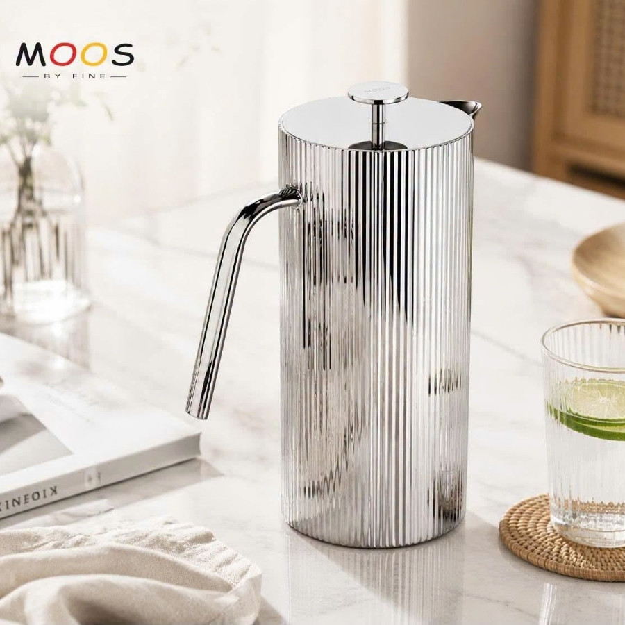 Bề mặt có rãnh đặc trưng và trang nhã của Bình đựng nước Moos 1.5L này mang đến nét Art Deco không thể nhầm lẫn cho bàn ăn.