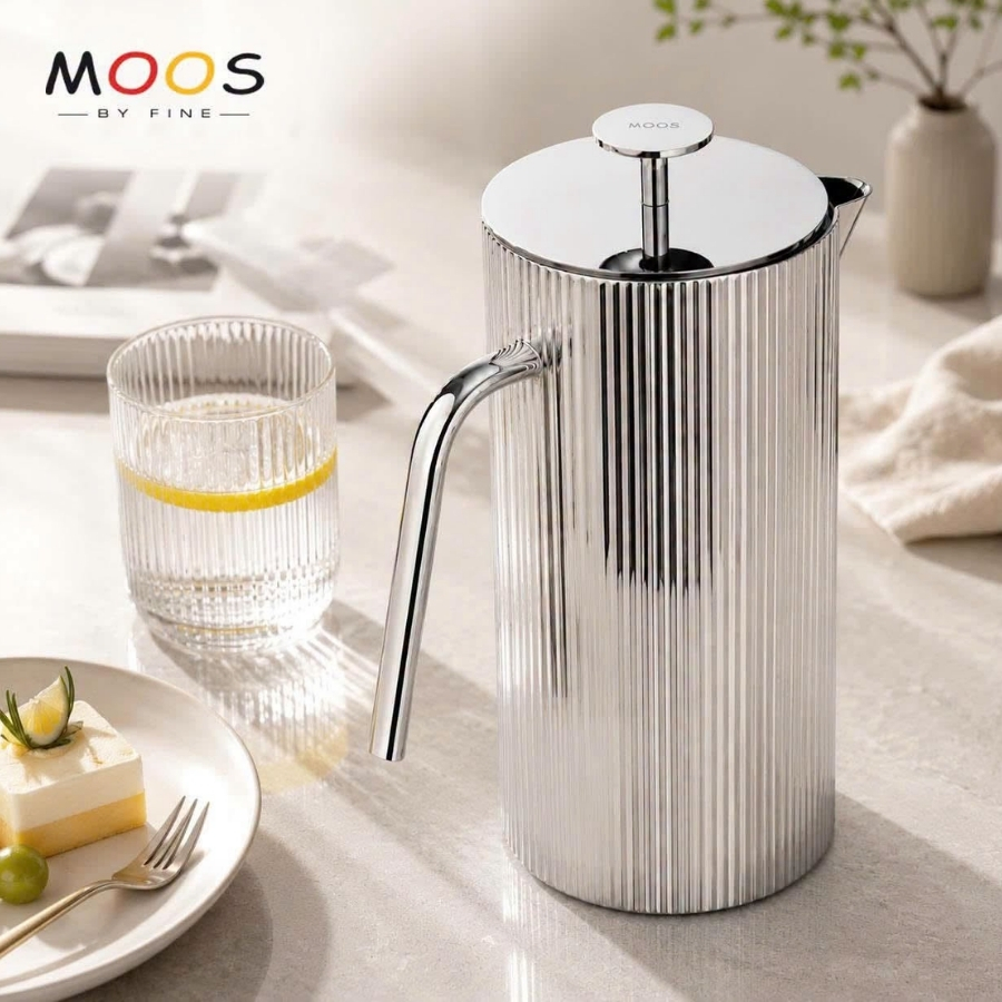 Bề mặt có rãnh đặc trưng và trang nhã của Bình đựng nước Moos 1.5L này mang đến nét Art Deco không thể nhầm lẫn cho bàn ăn.