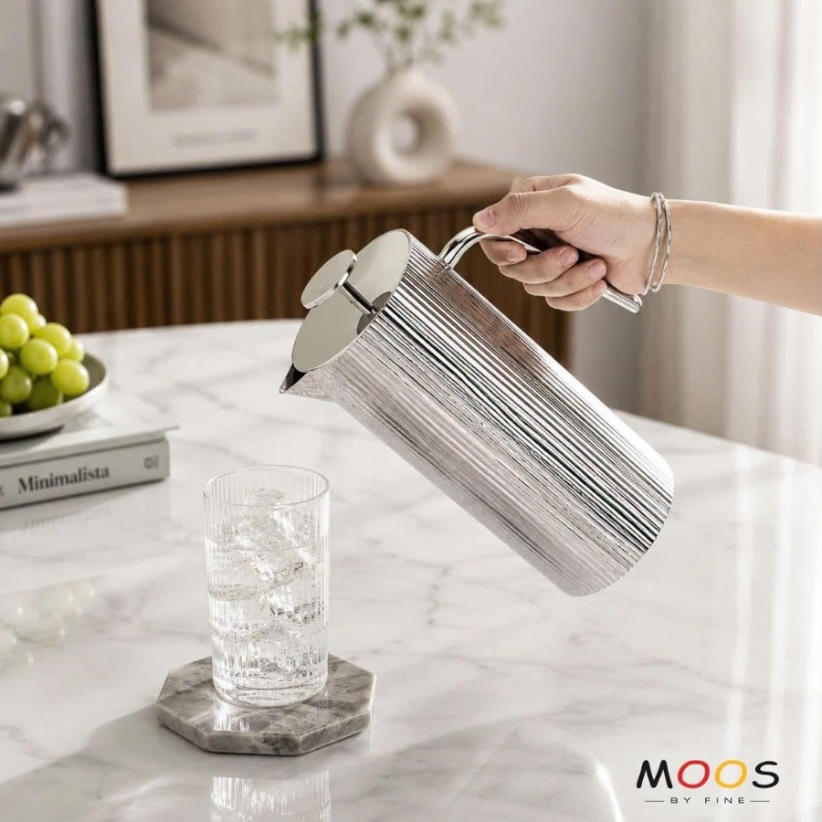 Bề mặt có rãnh đặc trưng và trang nhã của Bình đựng nước Moos 1.5L này mang đến nét Art Deco không thể nhầm lẫn cho bàn ăn.