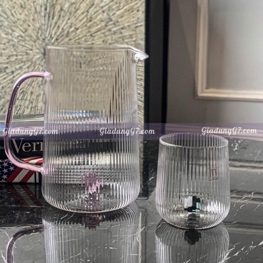 Bình nước IVV Gemme Borosilicate 1500ml&nbsp;có tay cầm màu sắc, bên trong có gắn một viên đá quý màu hồng.