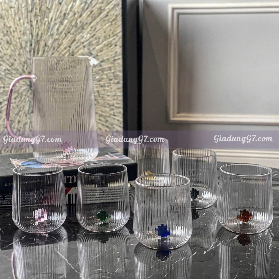 Bình nước IVV Gemme Borosilicate 1500ml&nbsp;có tay cầm màu sắc, bên trong có gắn một viên đá quý màu hồng.