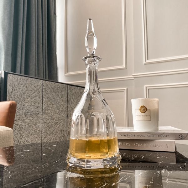 Bình pha lê đựng rượu Rogaska Aulide 1L Đựng các loại rượu, hoặc trưng bày trong tủ kính, quầy rượu, nhằm tô điểm cho không gian trưng bày thêm lịch lãm